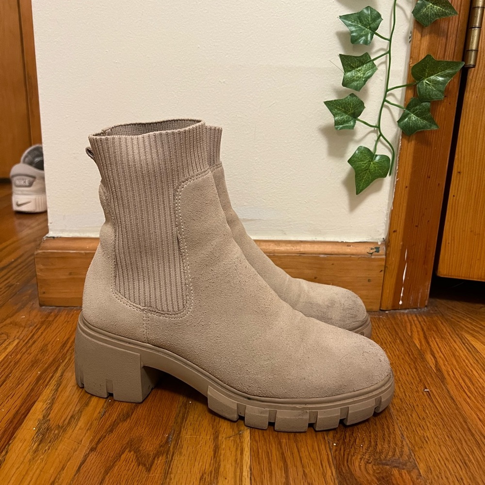 Steve Madden Hutch Suede Beige / Tan Lug Sole boots
